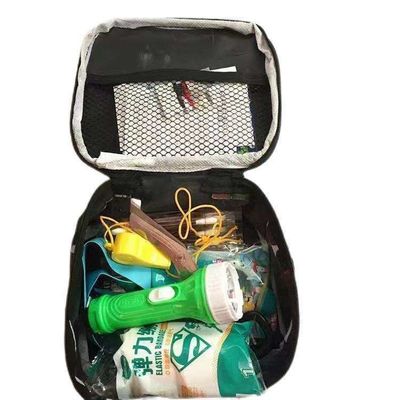 Kit di soccorso tattico di emergenza con zaino e materiale di camuffamento
