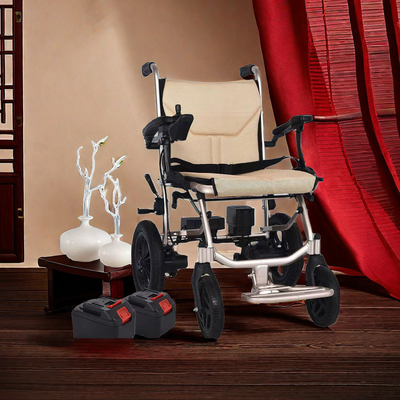 Progettazione di una sedia a rotelle elettrica per viaggiatori disabili pieghevole portatile e compatibile con l'aereo